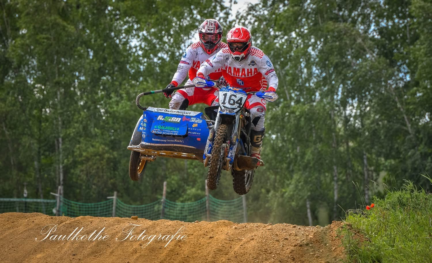 Seitenwagen-Motocross-Team mit der Startnummer 164 im Sprung