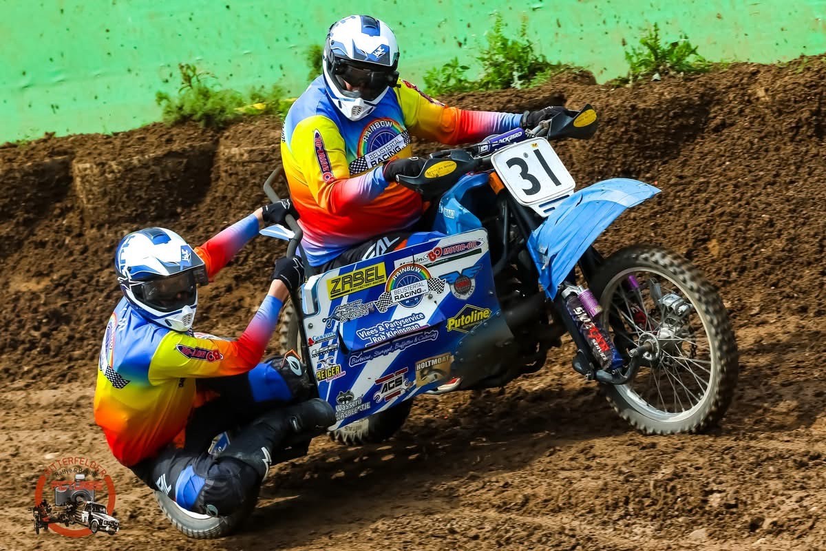 Seitenwagen-Team in einer Kurve auf der Motocross-Strecke